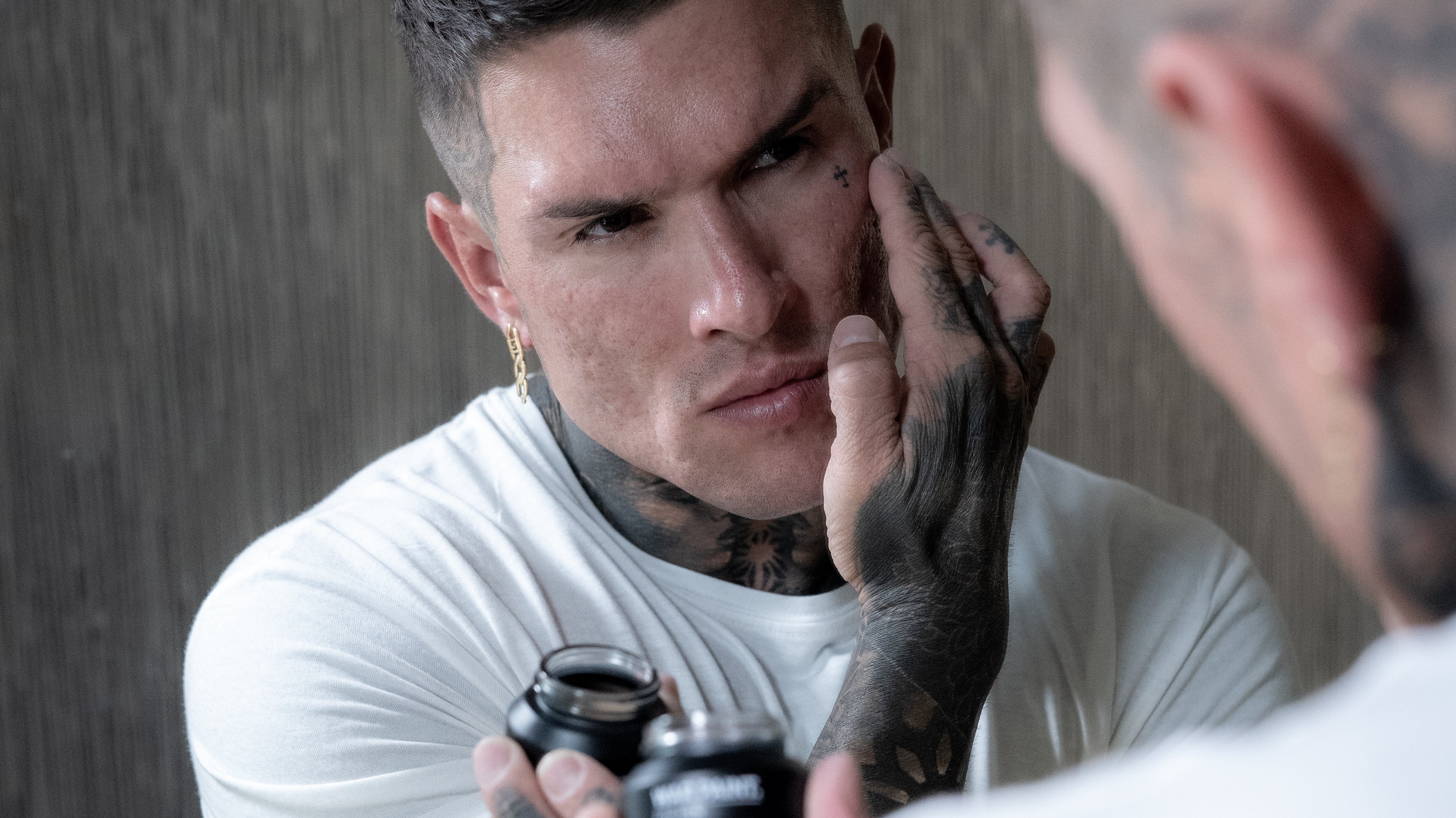 man applying makeup